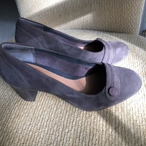 Clark grey suede pumps, great condition. Comfortable heel.